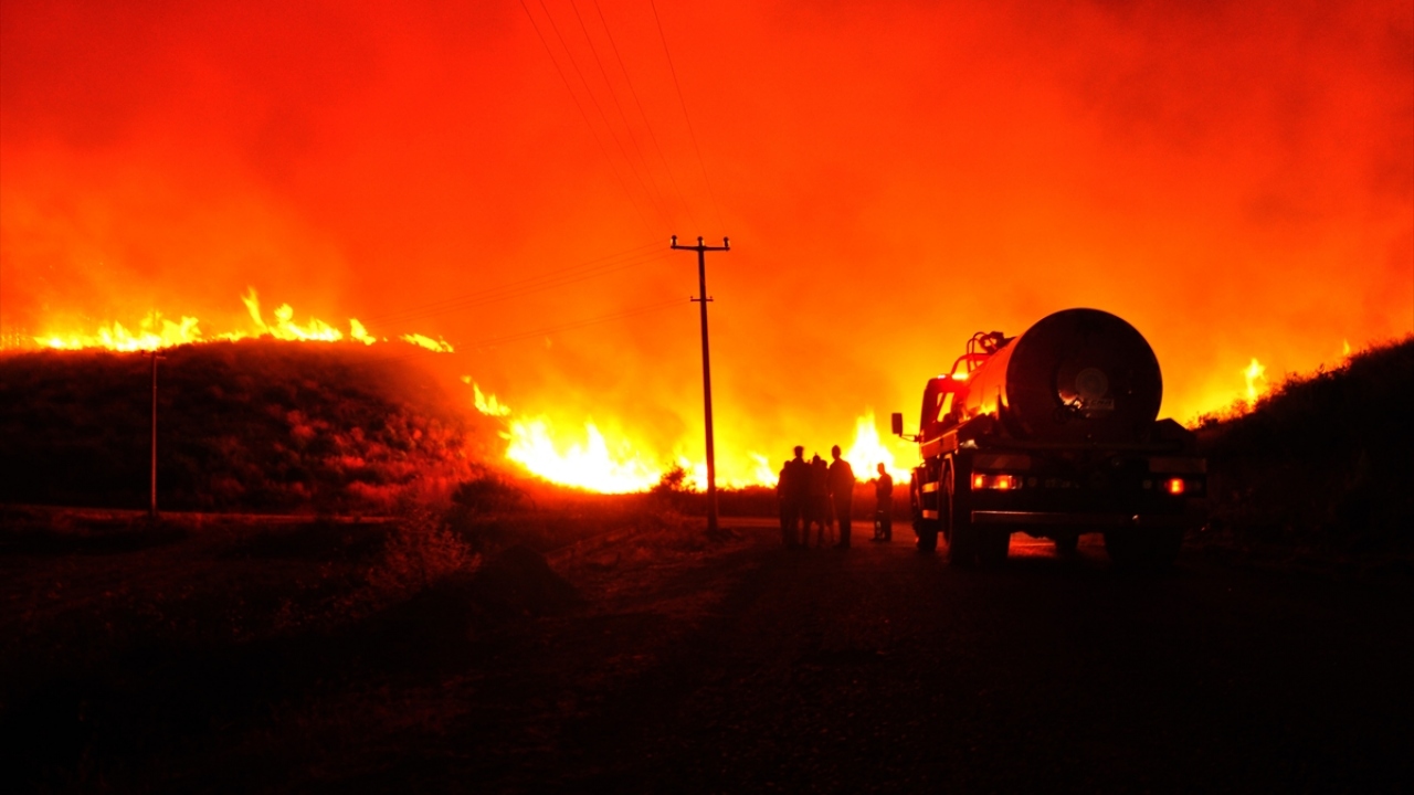 Antalya Orman Bölge Müdürü Vedat Dikici, gazetecilere yaptığı açıklamada, bölgede etkili olan rüzgarın yangının kısa sürede büyümesine yol açtığını söyledi.