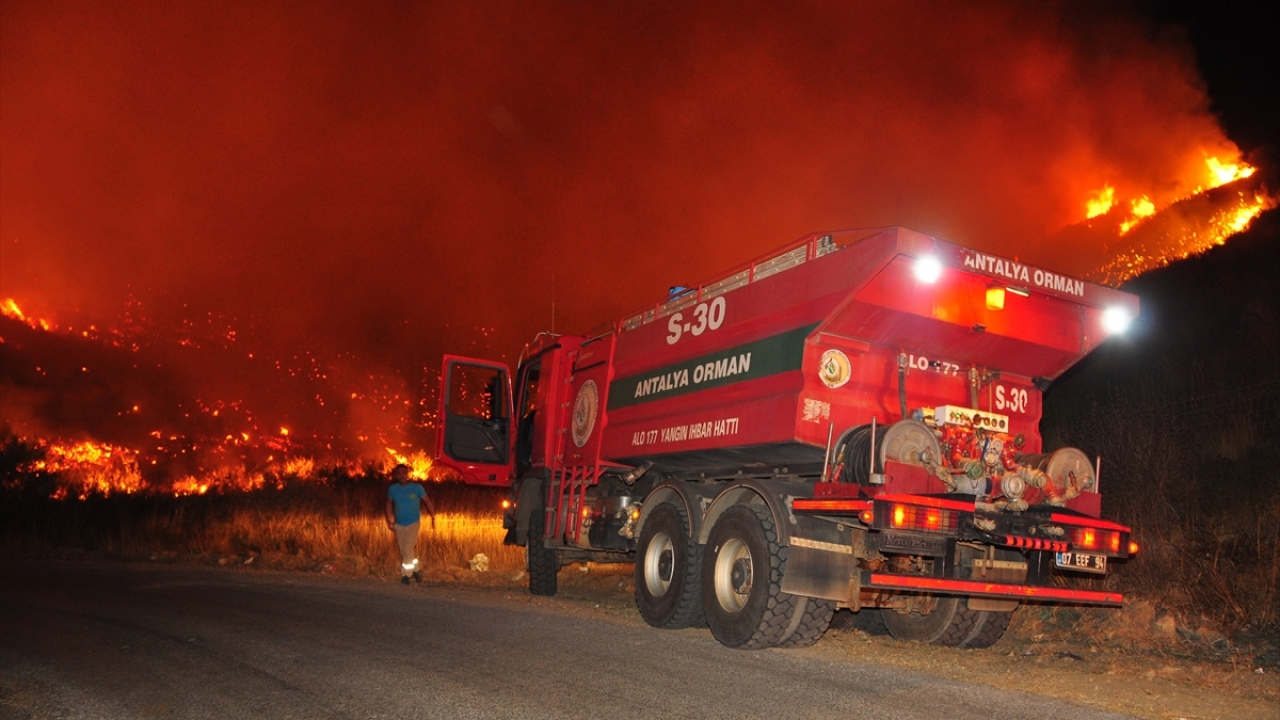 Taşağıl Mahallesi`nin Arapbeleni mevkisindeki ormanlık alanda gece saatlerinde henüz belirlenemeyen nedenle yangın çıktı. 