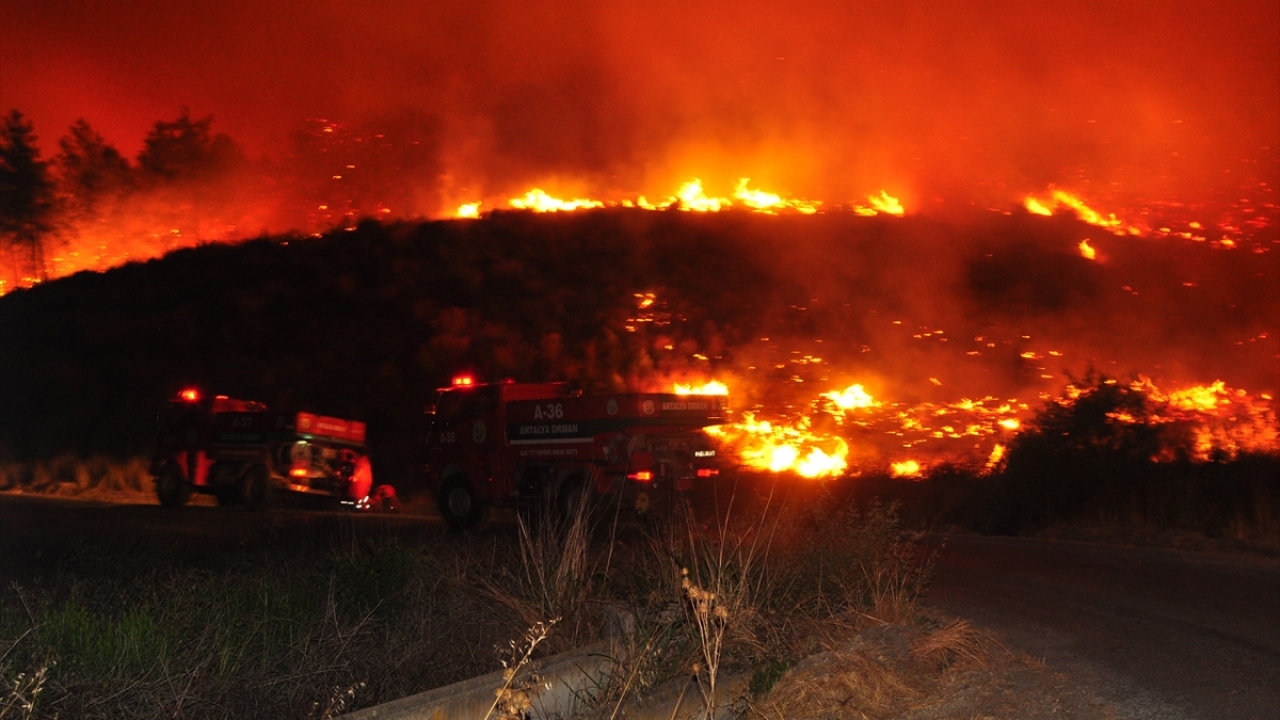 Bölgede yaşayanlar da söndürme çalışmalarına destek veriyor.