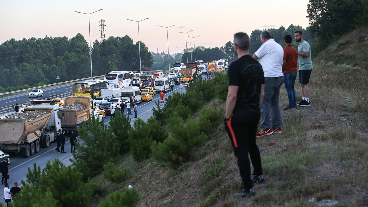 Alınan bilgiye göre, Eyüpsultan’da Hasdal Kemerburgaz yolunda seyir halindeki hafriyat yüklü kamyonun sürücüsü henüz bilinmeyen nedenle direksiyon hakimiyetini kaybetti. 