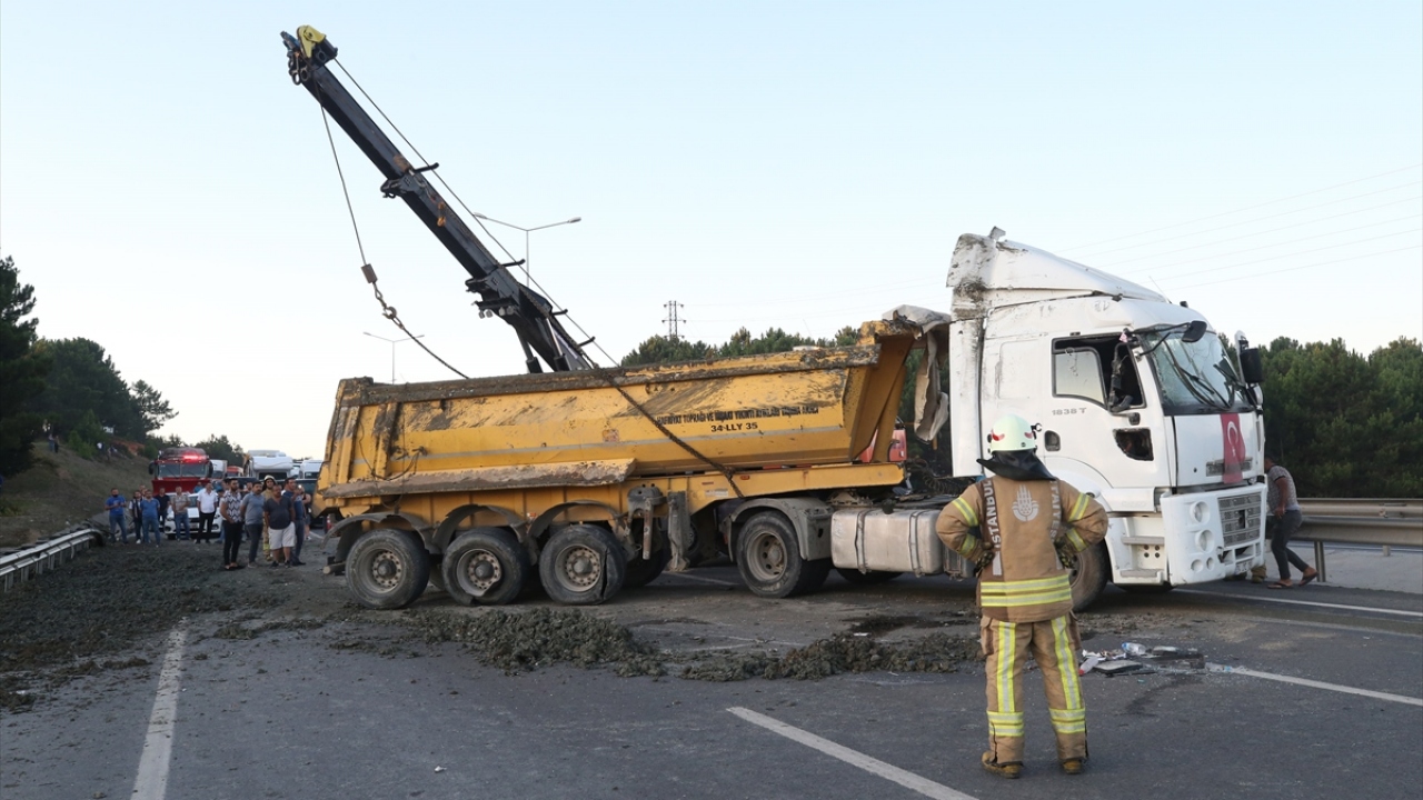 Kontrolden çıkan kamyon devrildi. Kazada 2 kişi yaralandı. 