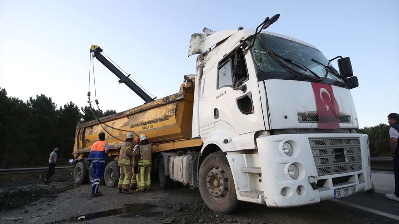 Durumun bildirilmesi üzerine olay yerine gelen sağlık ekipleri, yaralıları ilk müdahalenin ardından hastaneye götürdü.