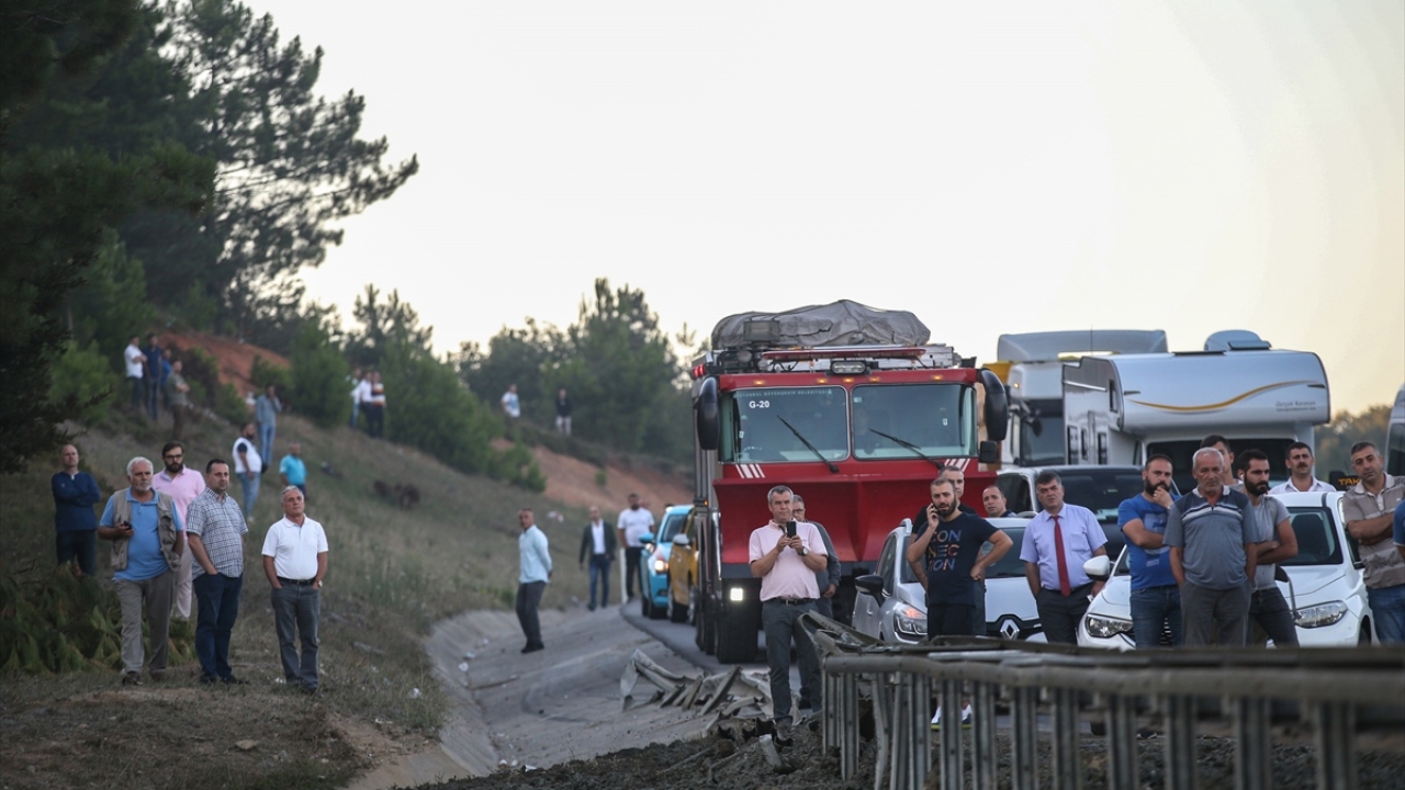Kaza yapan kamyonun olay yerinden kaldırılması için çalışmalar sürüyor. 