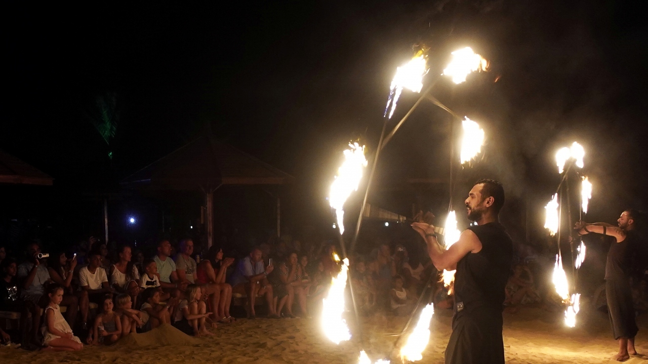 Bunlardan biri de Mısırlı sanatçıların ateş gösterisi.