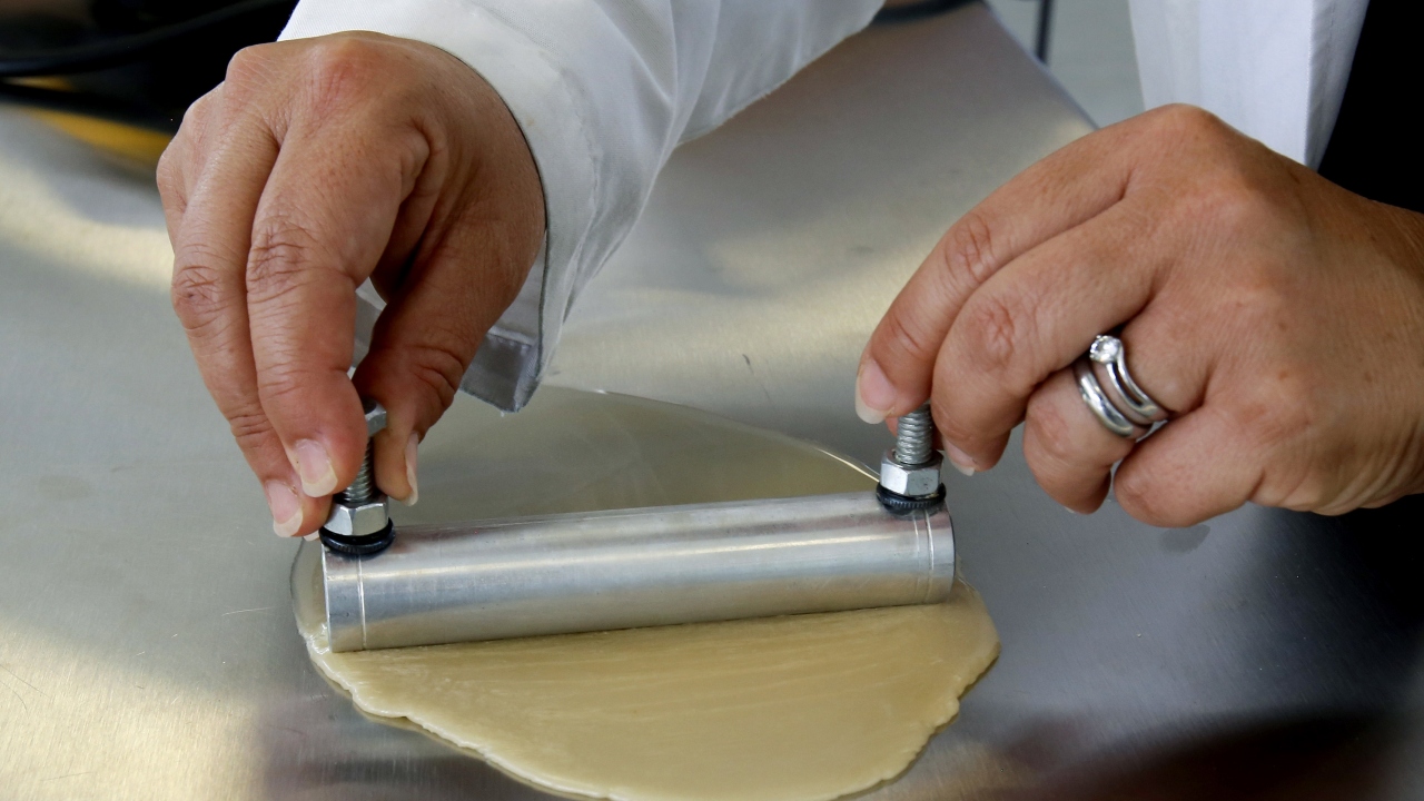 Amaçlarının tek kullanımlık ürünler tasarlamak olduğunu söyleyen Pascoe, ambalaj malzemesi testlerine hala devam ediyor.