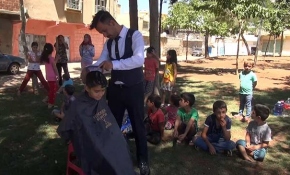 Sokak sokak dolaşıp çocuklara bayram tıraşı yapıyor