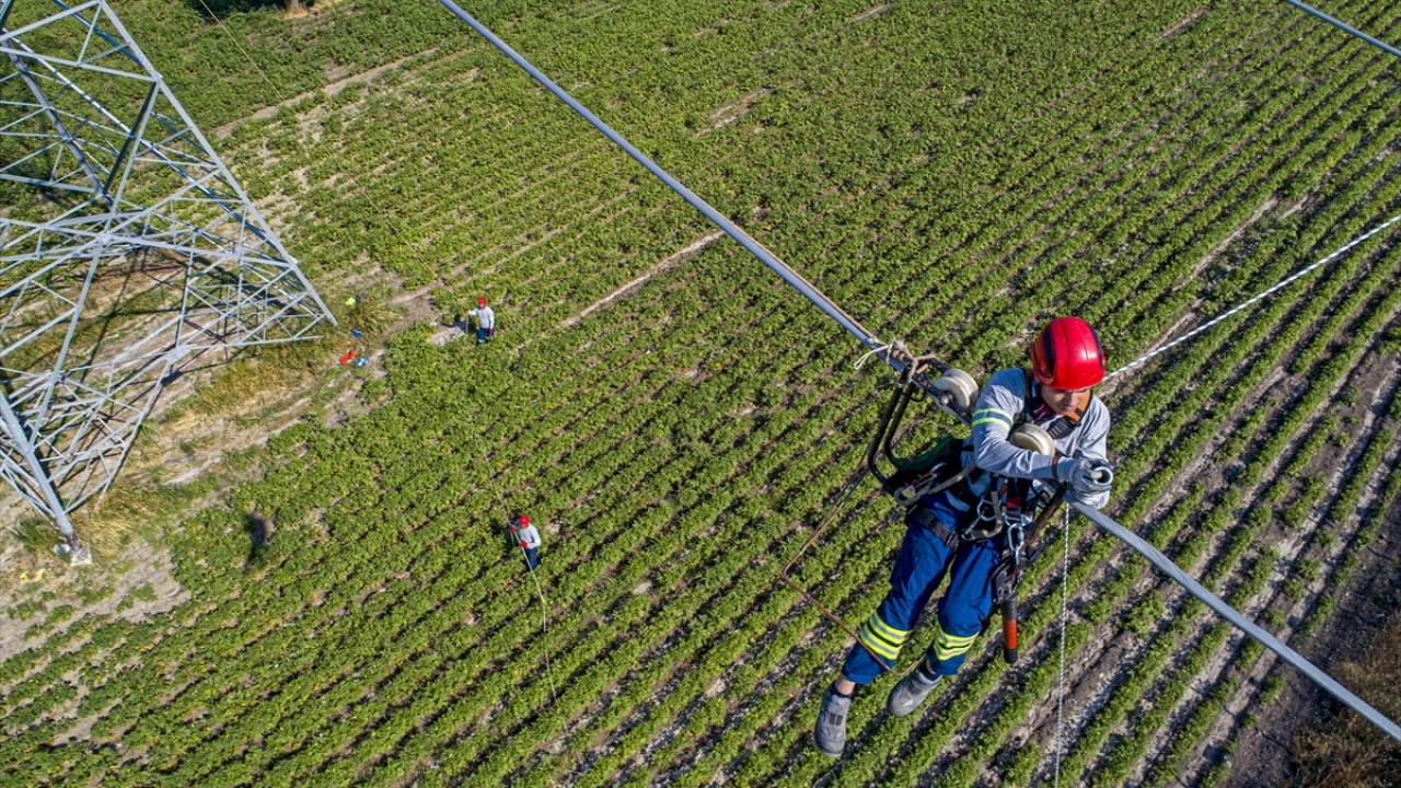 Saniyelik kesintinin bile büyük zararlara yol açabilme ihtimalinden dolayı TEİAŞ ekipleri gece gündüz demeden çalışıyor. 