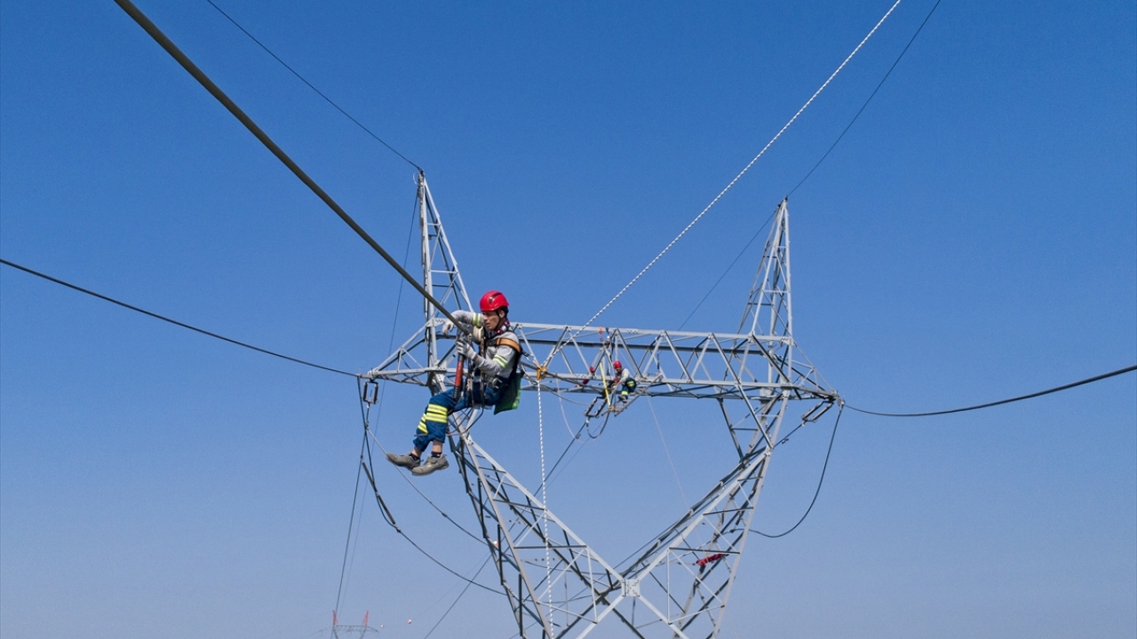 Sıcak havaya rağmen iletken içlikler ve yanmaz kumaşlardan yapılan kıyafetler giyen işçiler, bu sayede hatlarda akan 154 - 400 kilovat arası elektriğin getireceği tehlikelere karşı korunuyorlar.