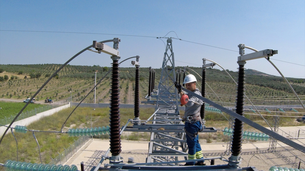 Kurumda çalışanların yoğun ve zorlu eğitimlerden geçtikten sonra çalışma sahasına çıktığını dile getiren Köylü, sıfır kesinti hedefiyle gayret gösterdiklerini vurguladı. 