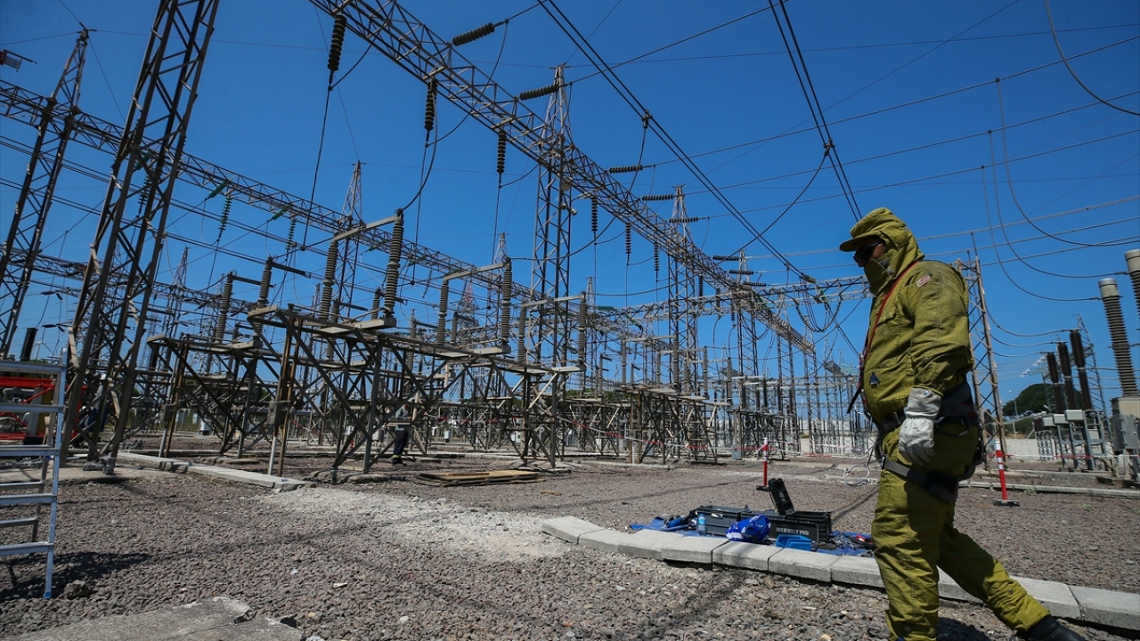 İşini çok sevdiğine değinen Alp, "Ama işimiz zorlukları da var. Gecenin saat 3`ünde telefonumuz çalabiliyor. Ama hepimiz özveri ile çalışıyoruz." dedi. 