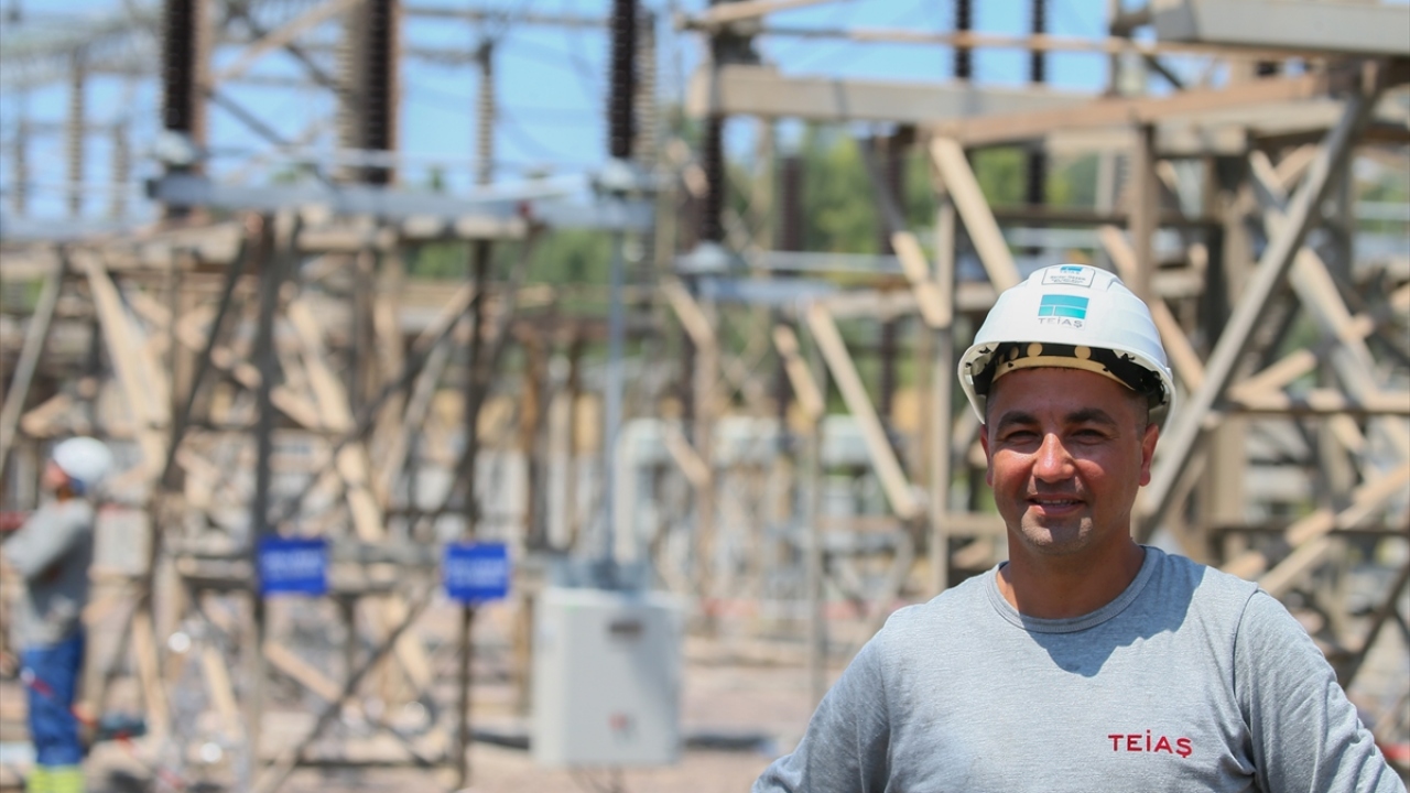 İzmir Trafo Canlı Bakım ekibinde tekniker olarak görev yapan Serdar Gezer ise ekip halinde enerjiyi kesmeden bakım onarım yaptıklarını dile getirdi. 