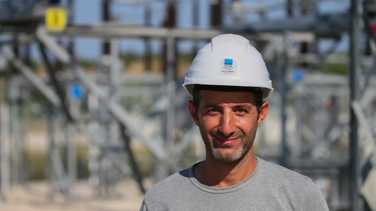 Trafo bakım ekibinden Servet Çakmak ise yüksek gerilim hattında ekip ruhunun çok önemli olduğunu söyledi. 