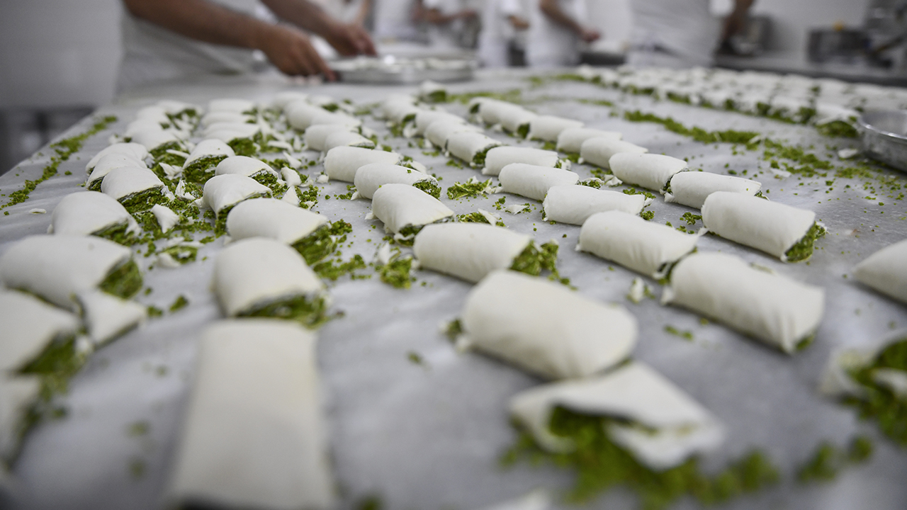 UNESCO Yaratıcı Şehirler Ağı`na gastronomi alanında dahil olan Gaziantep`te baklava üretim tesislerinde bayram için hazırlıklar aralıksız sürüyor.