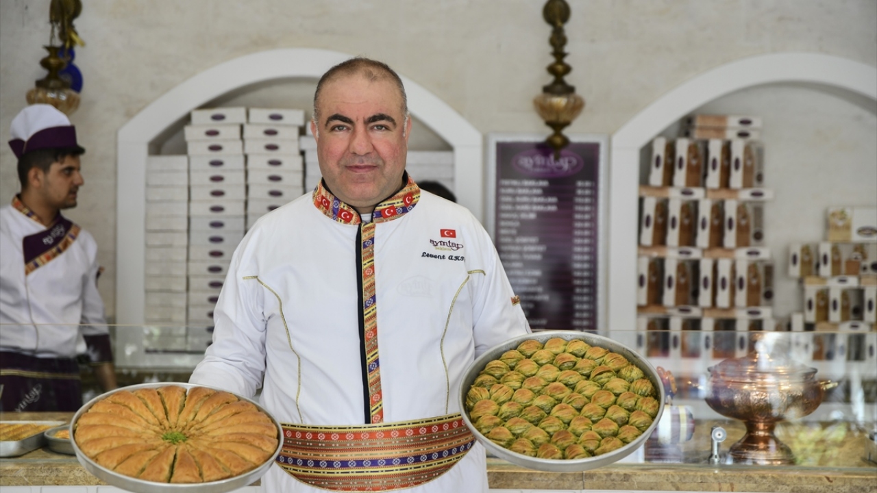Ayıntap Baklava Yönetim Kurulu Başkanı Levent Aktaş, yaptığı açıklamada, bayram öncesi oluşan yoğunluktan memnun olduklarını söyledi.