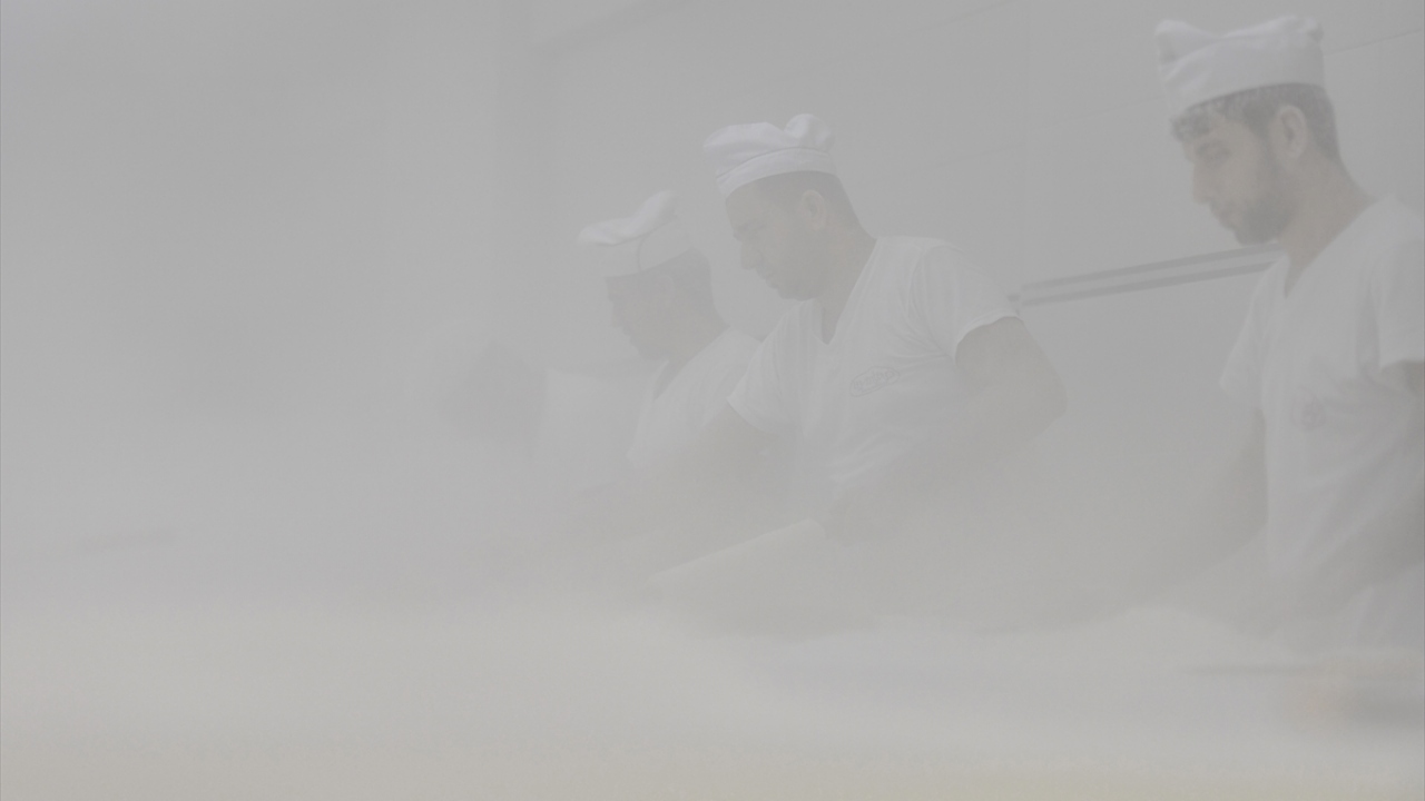 Binbir emekle hazırlanan baklavanın siparişlerini zamanında yetiştirmek isteyen ustaların çalışma süreleri 12 saate çıkarken, işletmelerin personel sayısı da yüzde 50`ye yakın arttı. 