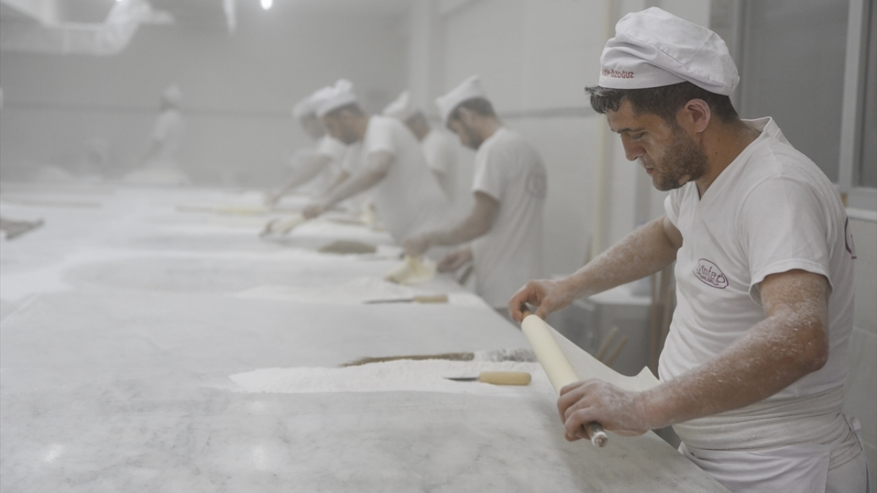 Önceki bayramlarda olduğu gibi bölgenin yanı sıra Türkiye`nin dört bir yanına baklava gönderen işletmeler, satışlardan oldukça memnun.