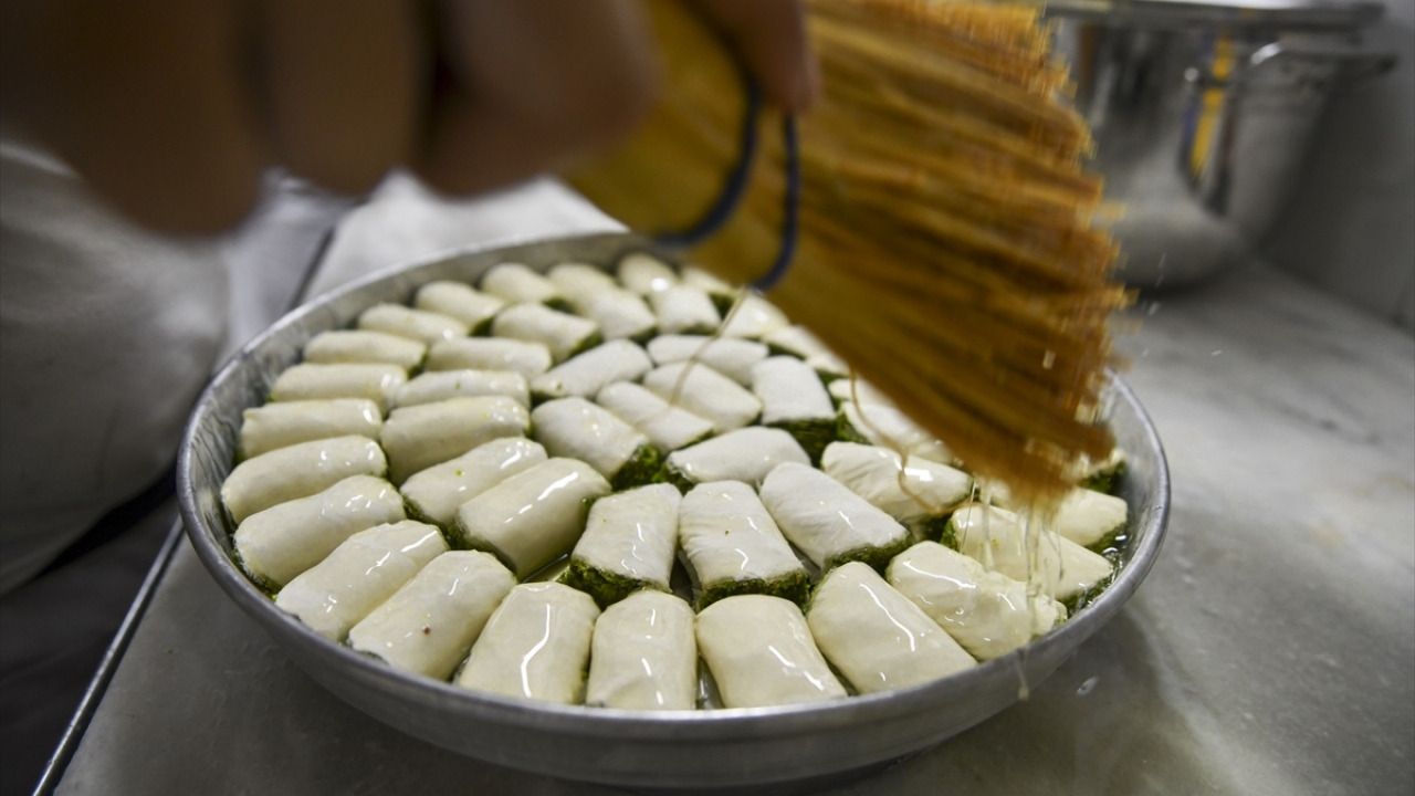 Kentte faaliyet gösteren baklavacılardan Ahmet Faruk Şenel de en yoğun günlerini yaşadıklarını kaydetti.