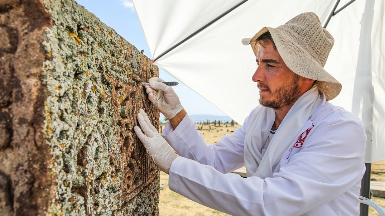 Boyları 4,5 metreye varan, üzerindeki yazı ve şekillerle her biri sanat eseri özelliği taşıyan mezar taşlarının üzerindeki likenler, alanında uzman akademisyenler tarafından özveriyle temizleniyor, çizimleri ve epigrafik çözümlemeleri yapılıyor.