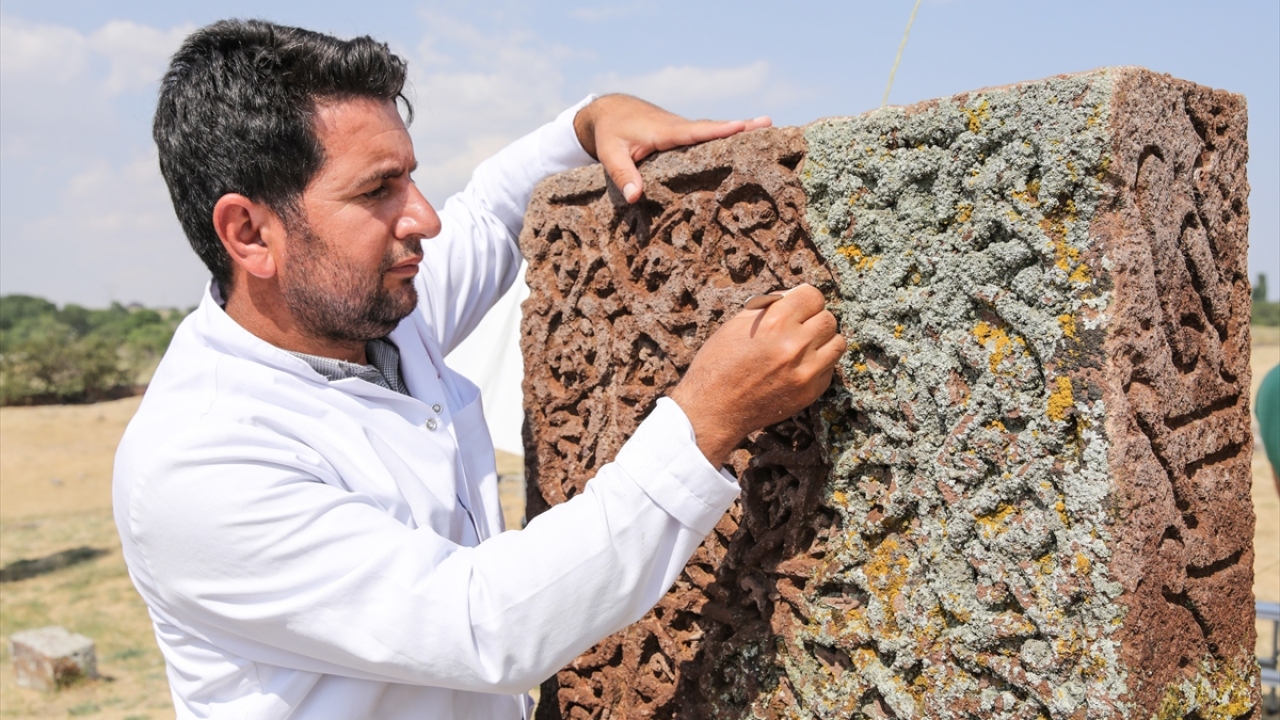 "800 taşın liken temizliği tamamlandı"