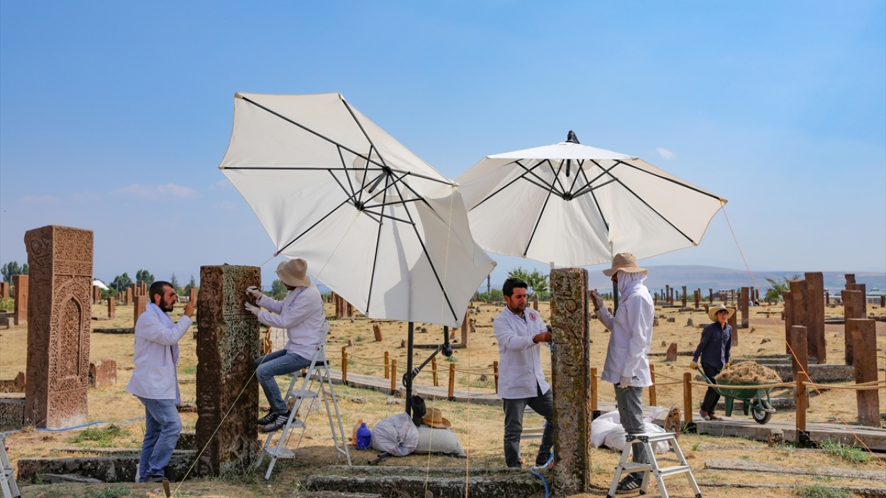 Yaptıkları çalışmanın incelik istediğini, bu nedenle ekibin tamamına yakınının restoratör olduğunu vurgulayan Kulaz, liken temizliğini, taşı ıslattıktan sonra ince aletler yardımıyla ve doğal yöntemlerle gerçekleştirdiklerini anlattı.