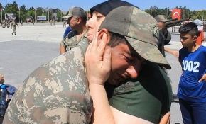 "Ben de annenim" diyerek teselli etti