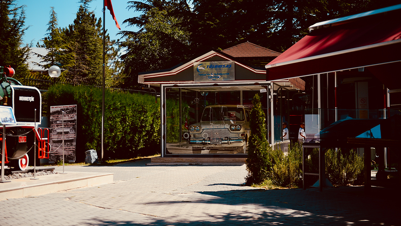 TÜLOMSAŞ tesislerinde 1961`de Türk mühendis ve işçileri tarafından zor şartlarda üretilen ilk yerli otomobil, 5 Eylül 2017`de başlayan kapsamlı bakımının ardından yeni yerine konuldu.