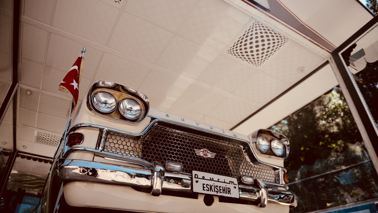 Demir yolu kanunları gereğince deposuna az akaryakıt konulan bu araçlardan biri, Gürsel`in test amacıyla kullandığı sırada yakıtı bitince durdu.