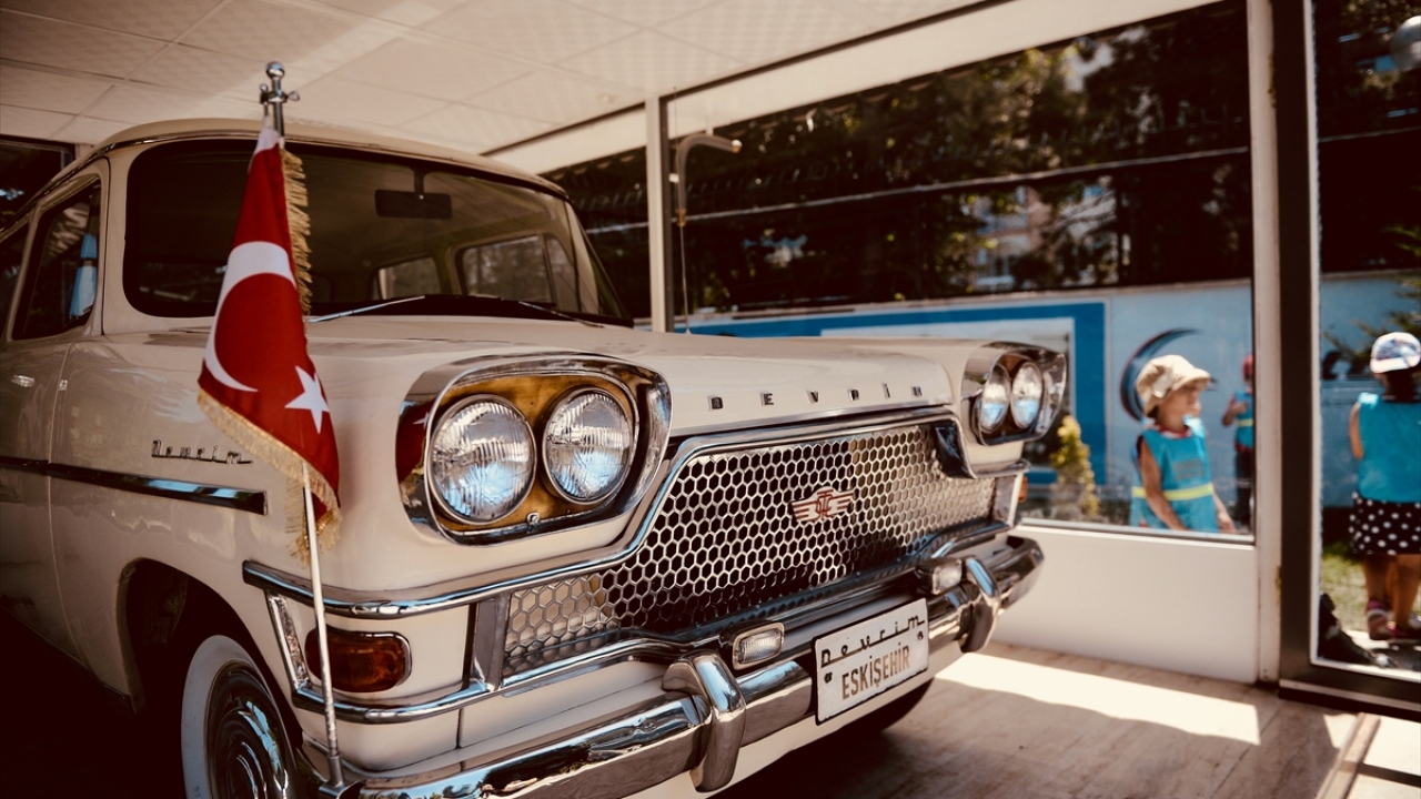 TÜLOMSAŞ`ta sergilenen "0002" şasi ve "0002" motor numaralı Devrim, lastikleri ile ön ve arka camı dışında tamamen yerli olarak 4,5 ayda üretildi.