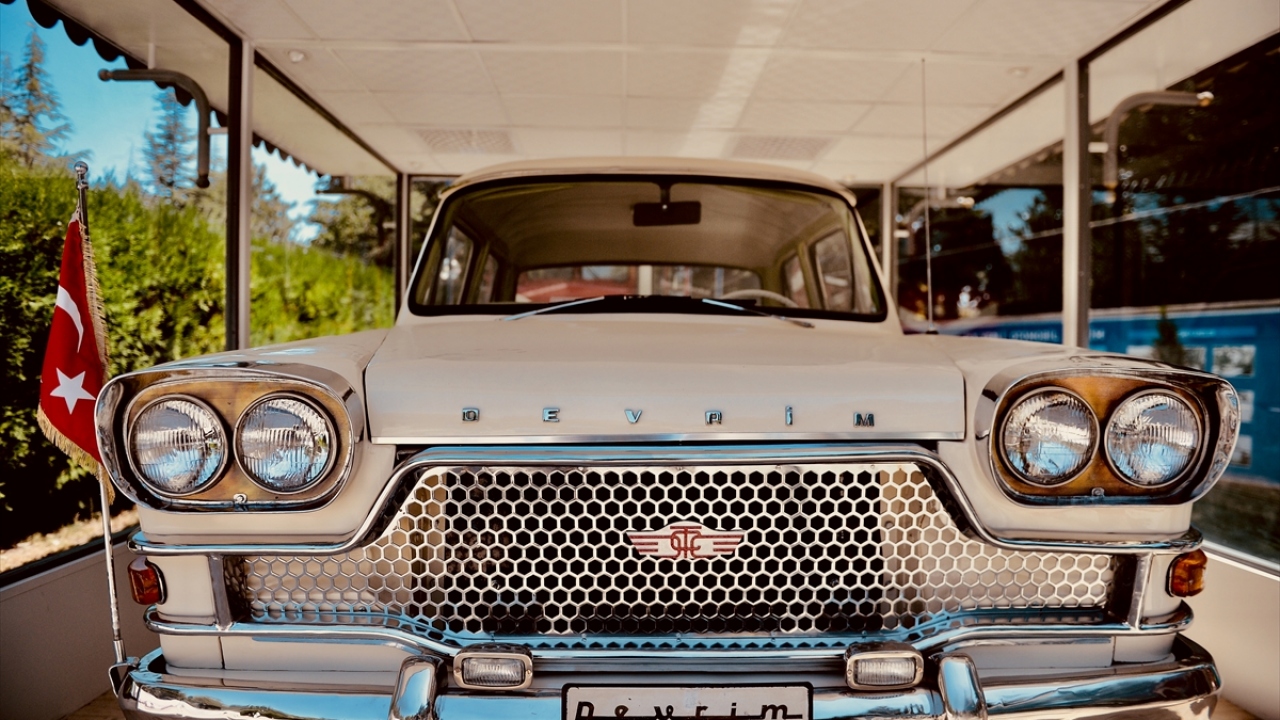 Fabrikada, otomobilin üretildiği imalathane ve depolarda araştırma yapılınca Devrim`in yapımı sırasında kullanılan çeşitli parçalar ve materyaller de bulundu.