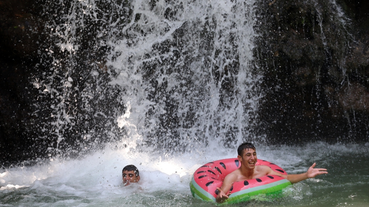 Özellikle hafta sonları çevre il ve ilçelerden birçok ziyaretçi, vadide serinlemenin keyfini yaşıyor.