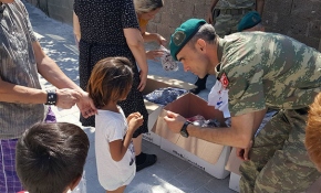 Mehmetçik Kosovalı çocukların yüzünü güldürdü