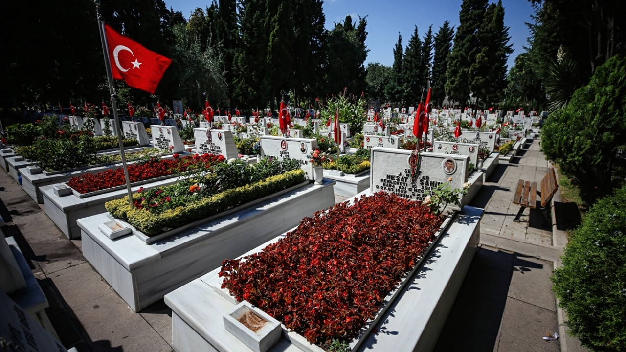 Bazı şehit yakınları, kabirlerin bakımını yaptı, mezar taşlarını yıkadı ve çiçek dikti. 