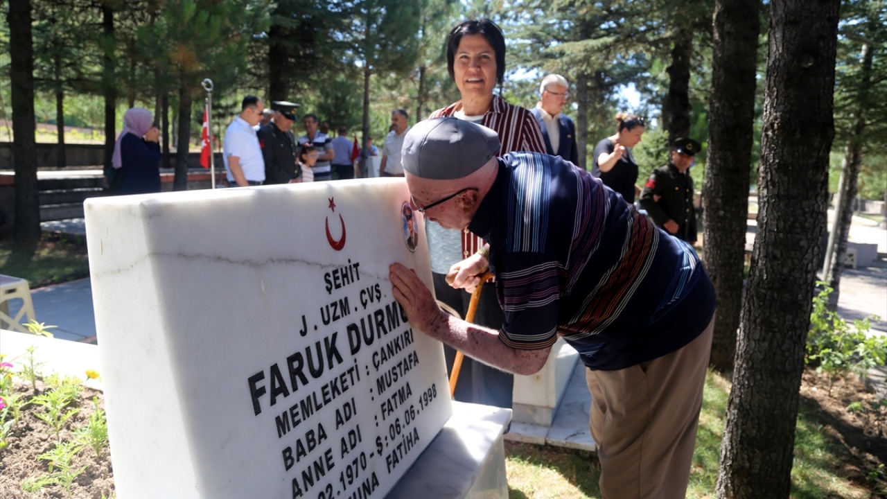 Çankırı`da şehit yakınları, arife günü dolayısıyla şehitlikleri ziyaret etti. Kur`an-ı Kerim okunmasının ardından şehitlikte dua edildi.