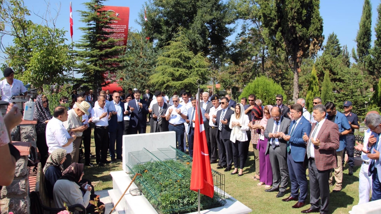 Bartın`da da Kurban Bayramı dolayısıyla şehitlik ziyaret edildi. 