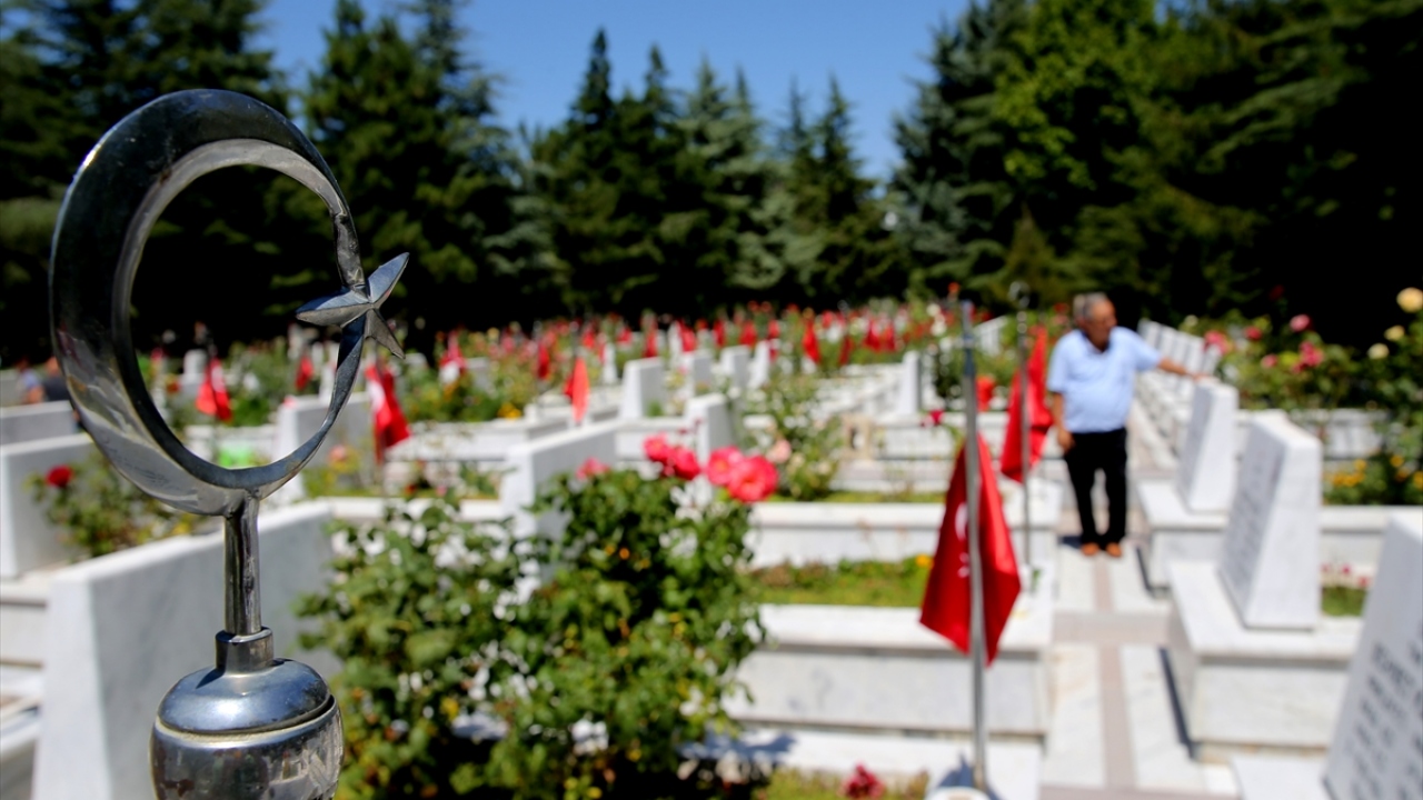 Kurban Bayramı arefesinde şehit yakınları ve vatandaşlar, Ankara`daki Cebeci Askeri Şehitliği’nde yer alan kabirleri ziyaret etti.