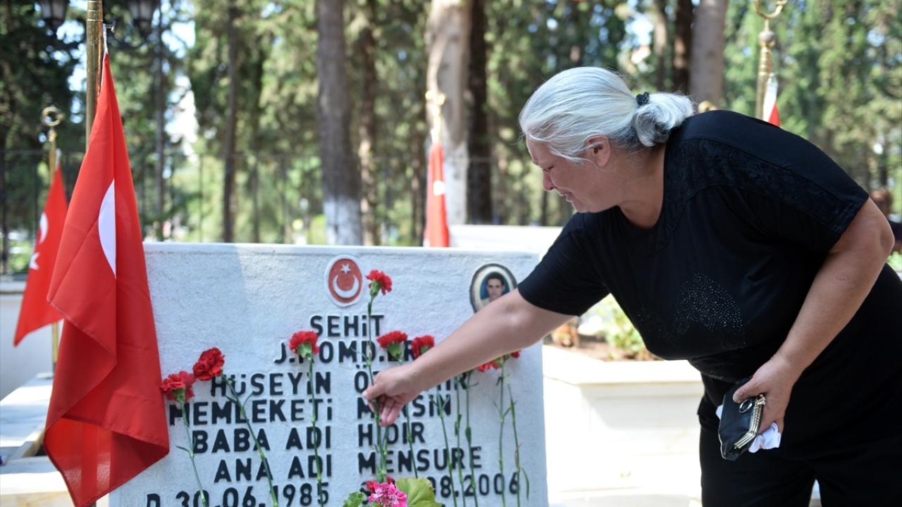 Mersin`de Toroslar ilçesindeki şehitlik ziyaret edilerek dualar edildi, mezarlara karanfil bırakıldı.