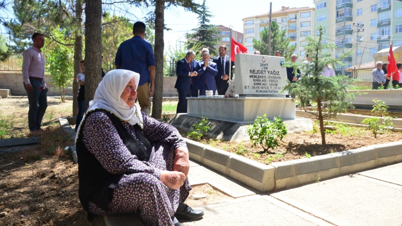 Kırşehir`de, Kurban Bayramı dolayısıyla Şehit Hava Pilot Astsubay Çavuş Ahmet Tozluklu Şehitliği`ne gelen şehit yakınları, kabirlerin başında dua ederek gözyaşı döktü. 