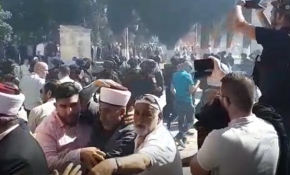 İsrail polisinden Mescid-i Aksa'da Filistinlilere saldırı