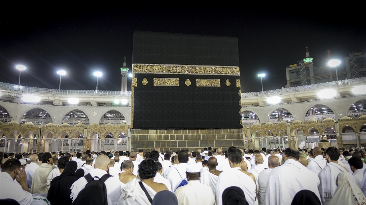 Daha sonra Kabe`ye giderek ziyaret tavafı ve sa`yi gerçekleştiren Müslümanlar, tıraş olduktan sonra ihramdan çıktı. 