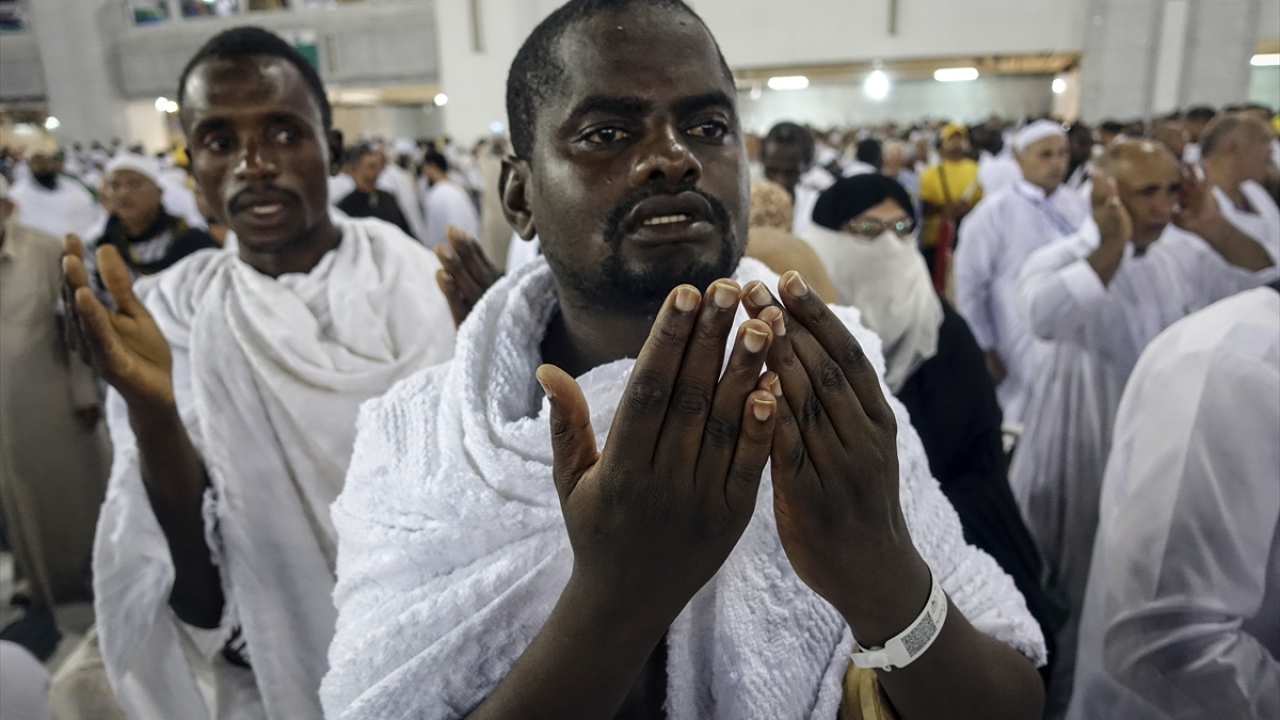 Böylece bu yıl kutsal topraklara Türkiye`den gelen 80 bin civarındaki hacı adayı dahil yaklaşık 3 milyon Müslüman hacı oldu.