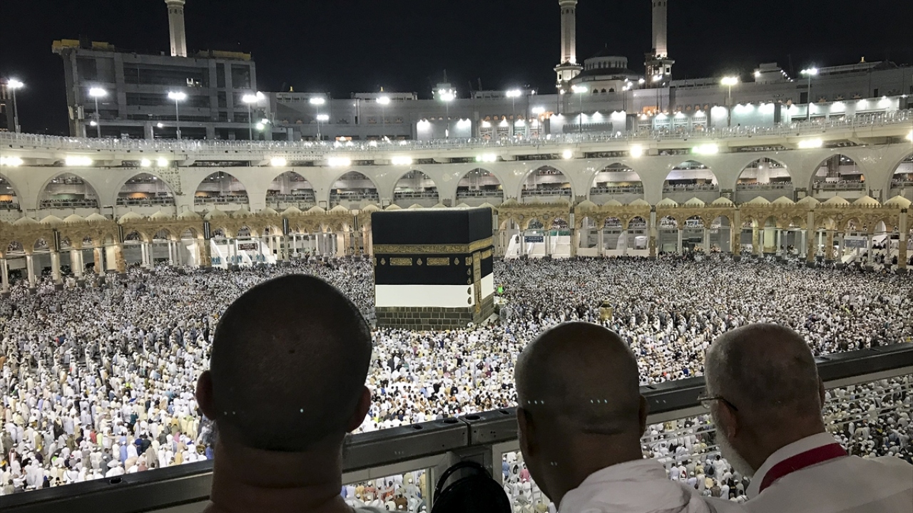 Hacı adayları, Arafat Vakfesi`nin ardından dün akşam saatlerinde kafileler halinde otobüslerle Müzdelife`ye geçti.