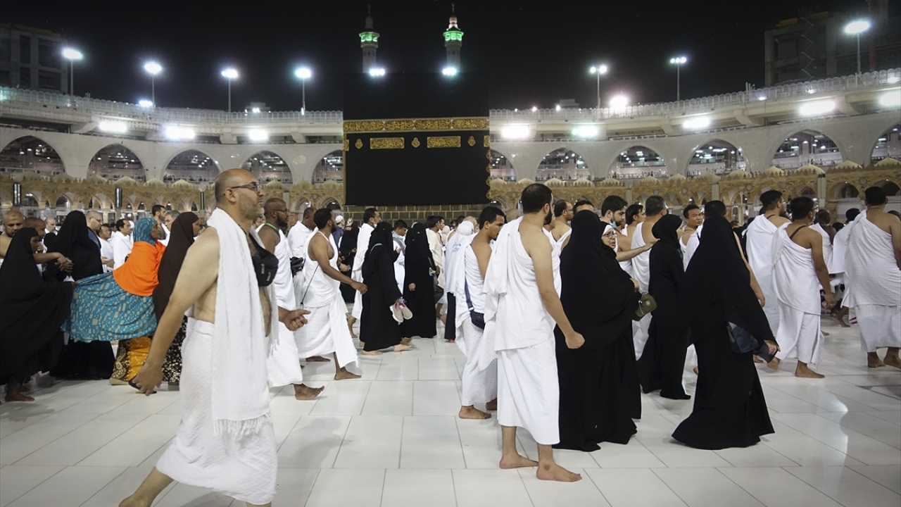 Müslümanlar, gece yarısından itibaren Cemerat`taki şeytan taşlama alanına geçti.