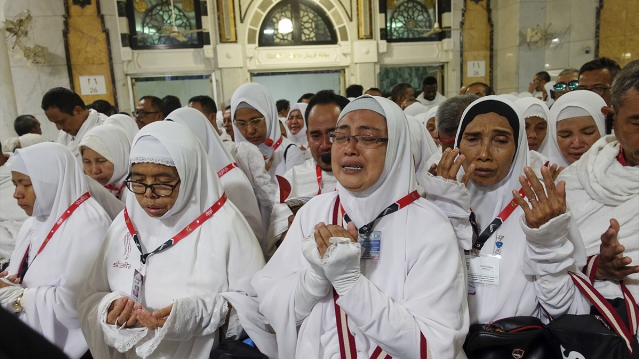 Hacıların büyük kısmı sabah ve bayram namazlarını Kabe`de kıldı.