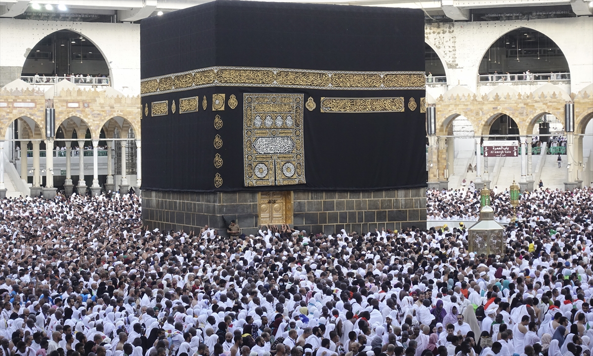 Burada da Vakfe Duası`nı yapıp şeytana atılmak üzere taş topladılar. 