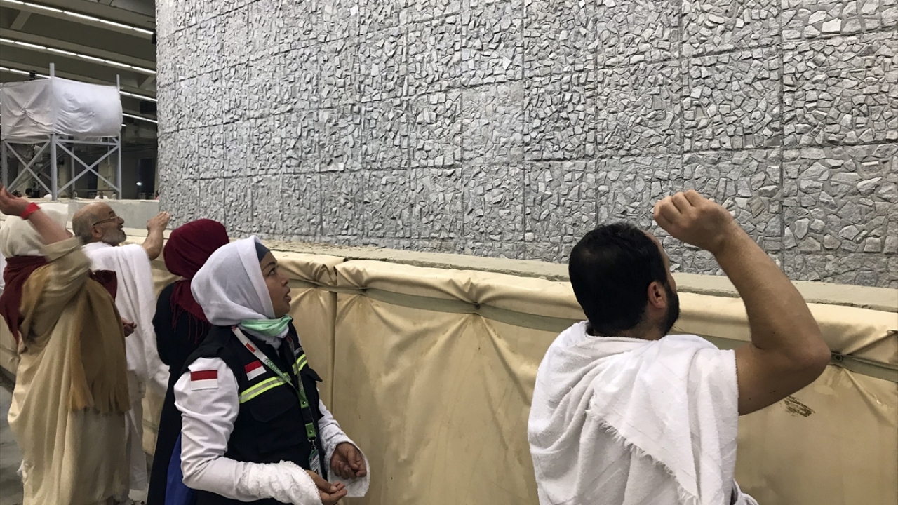 Büyük şeytan olarak ifade edilen "Akabe cemresi"ne 7 taş attı.