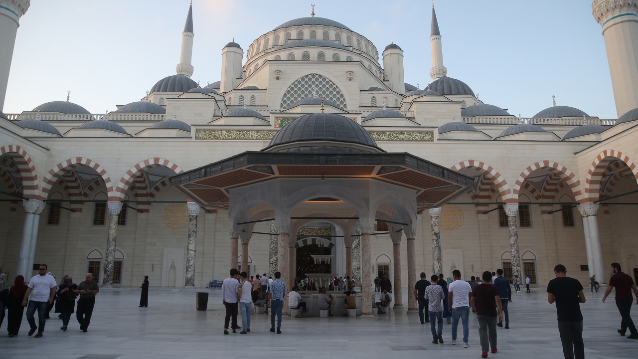 Ayrıca, Türkiye`nin en büyük camisi.