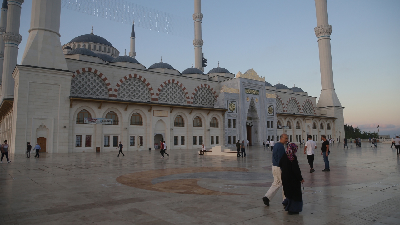6 minareye sahip caminin ana kubbesinin çapı 34 metre, yüksekliği ise 72 metre.