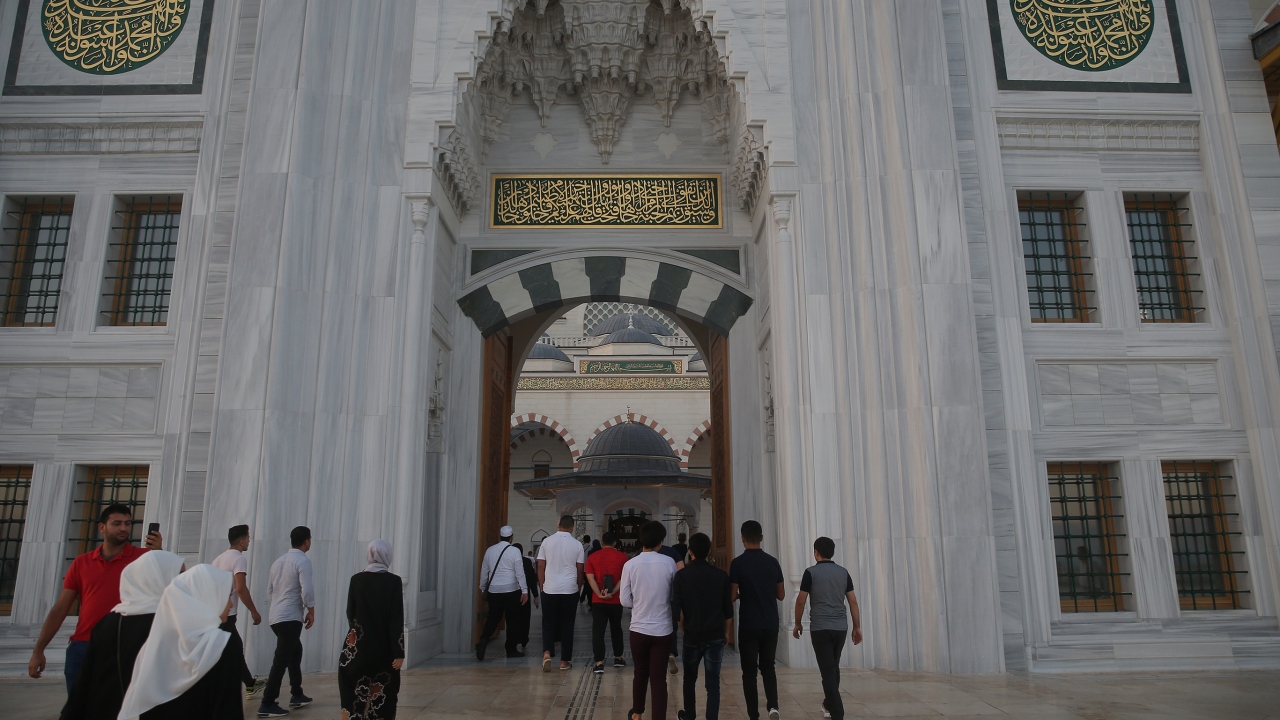 Büyük Çamlıca Camii`nde, Ramazan Bayramı namazından sonra Kurban Bayramı namazı da ilk kez kılındı.