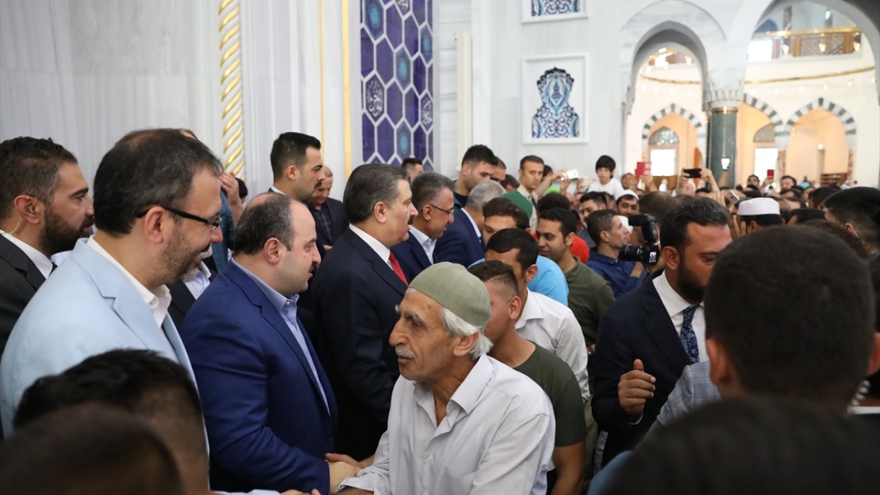 Kılınan bayram namazı sonrası cemaat, camide bayramlaştı. 