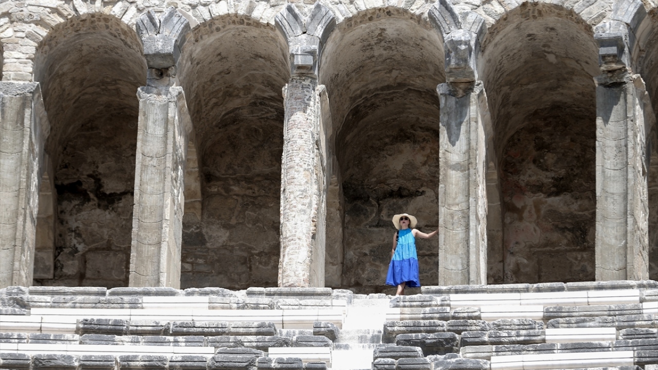 Antik kente ve tiyatroya, yerli ve yabancı turistler ilgi gösteriyor.